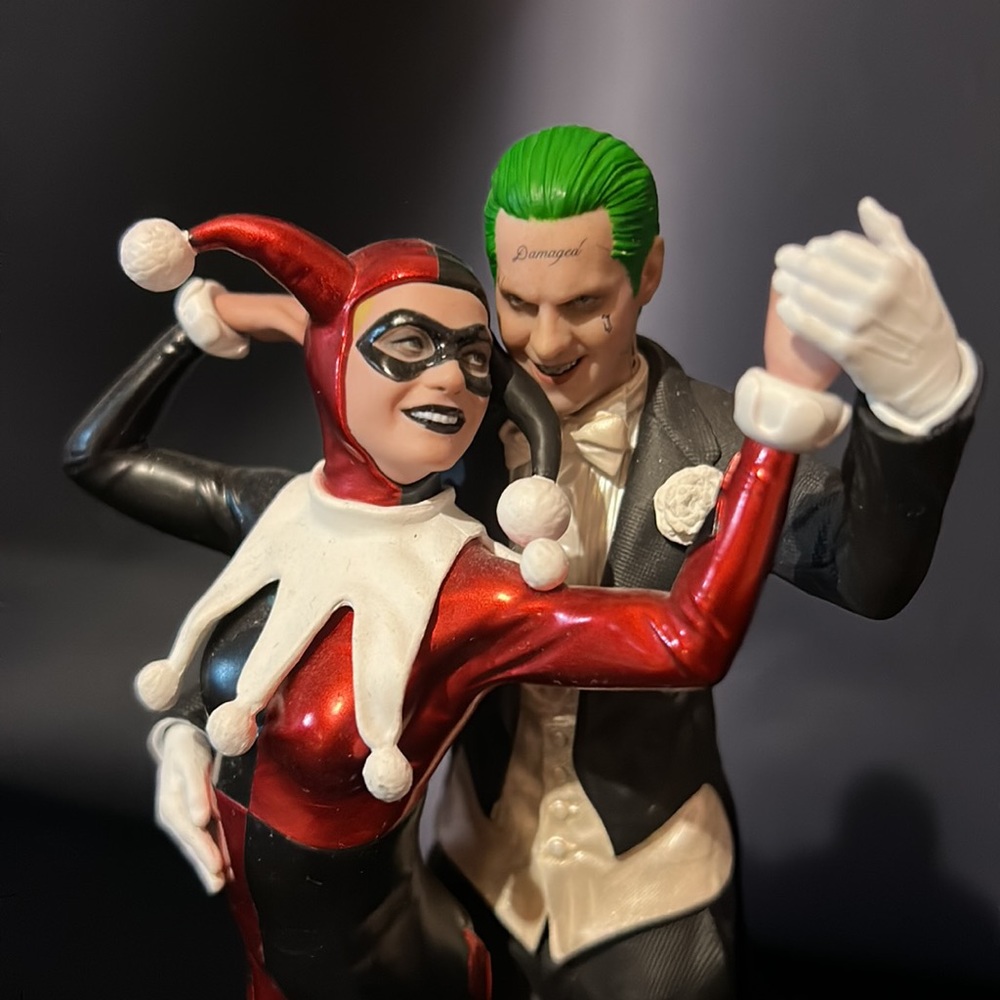 Deluxe 1/10 scale Joker and Harley Quinn statue